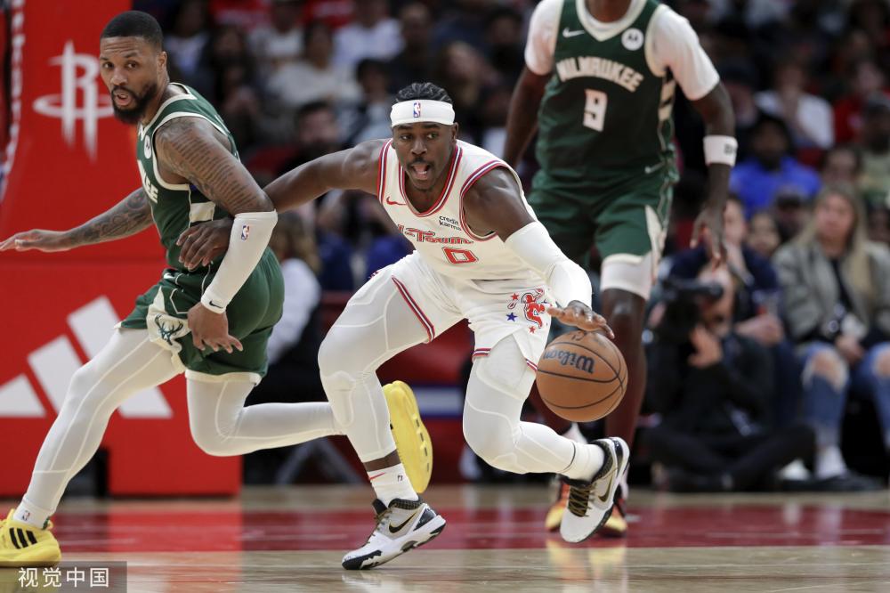 将奖杯郑重 将奖杯郑重